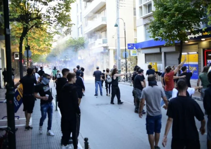 Λάρισα: Ένταση στο κέντρο της πόλης μεταξύ διαδηλωτών και αστυνομικών